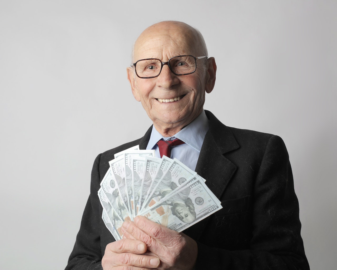 Man holding cash.